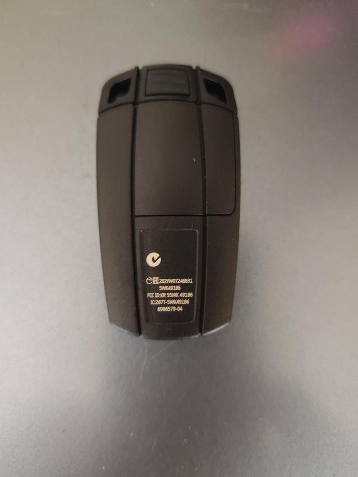 Reverso de un control de llave BMW con etiqueta de identificación